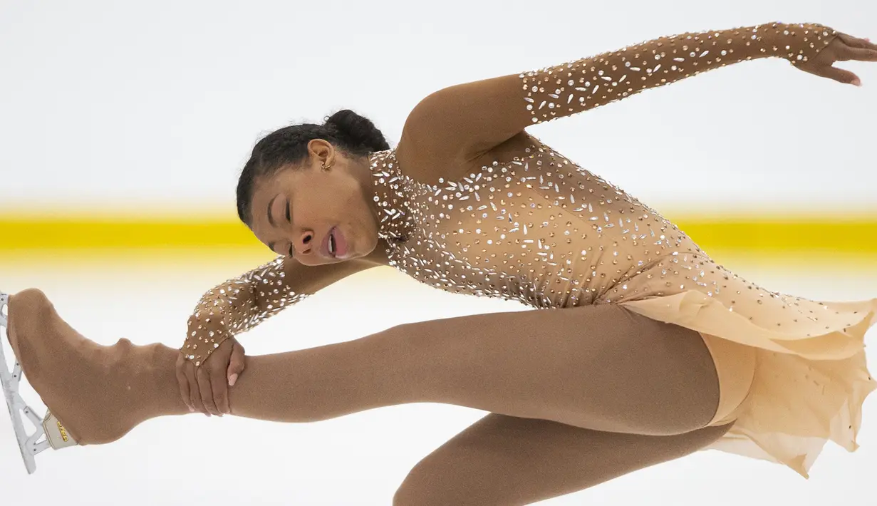 Atlet cantik Amerika Serikat, Starr Andrews tampil menunjukkan gerakan selama bersaing dalam kompetisi Skate Canada Autumn Classic 2018 di Oakville, Ontario, Kanada, Kamis (20/9). (AFP PHOTO / Geoff Robins)