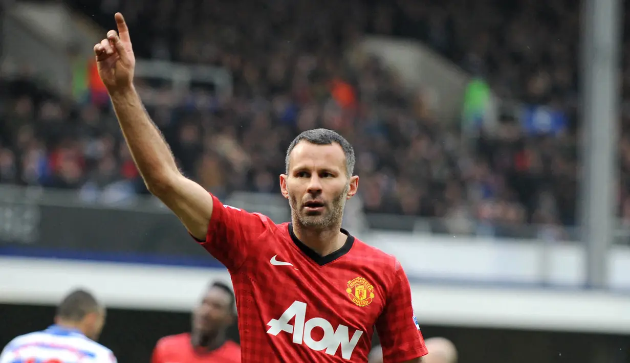Ryan Giggs. Gelandang Wales ini mencetak gol terakhirnya di Liga Inggris di usia 39 tahun, 2 bulan dan 25 hari saat Manchester United menghadapi QPR, 23 Februari 2013. Total ia mencetak 109 gol dan 162 assist dalam 632 laga selama berkiprah di Liga Inggris. (AFP/Olly Greenwood)
