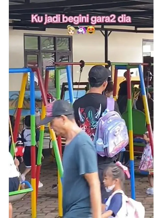 Momen Bapak-Bapak Jaga Anaknya di Sekolah TK, Tampil PD Bawa Tas Hello Kitty