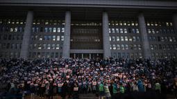 Hingga Kamis 5 Desember 2024, Presiden Korea Selatan Yoon Suk Yeol masih berpegang teguh pada kekuasaannya meski diterpa mosi pemakzulan yang diajukan oleh oposisi. (Philip FONG/AFP)