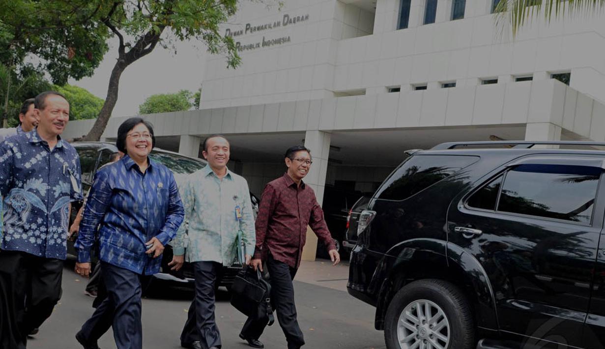 Menteri Lingkungan Hidup dan Kehutanan Siti Nurbaya (kedua dari kiri) berjalan kaki dari kantornya ke DPD RI, Jakarta, Rabu (5/11/2014). (Liputan6.com/Andrian M Tunay)  