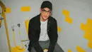 Melalui akun Instagram pribadinya, Afgan sendiri cukup sering terlihat tampil dengan gaya busana casual. Penampilannya yang menggunakan outer berwarna hitam senada dengan topi dan kaus polos ini juga tetap membuatnya terlihat stylish. (Liputan6.com/IG/@afgansyah.reza)