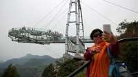 Menara pandang tembus pandang ini biasanya dijadikan sebagai spot selfie terbaik di Beijing.