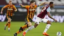 Pemain West Ham United, Sebastien Haller, berusaha melewati pemain Hull City, Richard Smallwood, pada laga Piala Liga Inggris di Stadion London, Rabu (23/9/2020). West Ham menang dengan skor 5-1. (AP/Alastair Grant, Pool)