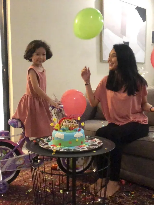Dea Lestari bersama putrinya (https://www.instagram.com/p/CO7fW97BrEy/?utm_medium=copy_link)