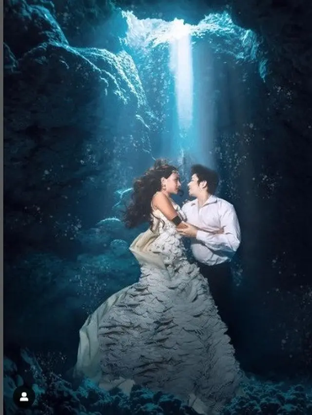 Angga Yunanda dan Shenina Cinnamon jalani pemotretan underwater bertema The Little Mermaid (Foto: Martha Suherman - instagram @marthasuherman)