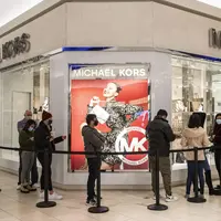 Antrean terjadi di luar toko saat belanja Black Friday di Fashion Outlets of Chicago, Rosemont, Illinois, Amerika Serikat (AS), 27 November 2020. Belanja online konsumen AS membuat rekor tertinggi baru 5,1 miliar dolar AS (1 dolar AS = Rp14.145) pada Hari Thanksgiving. (Xinhua/Joel Lerner)