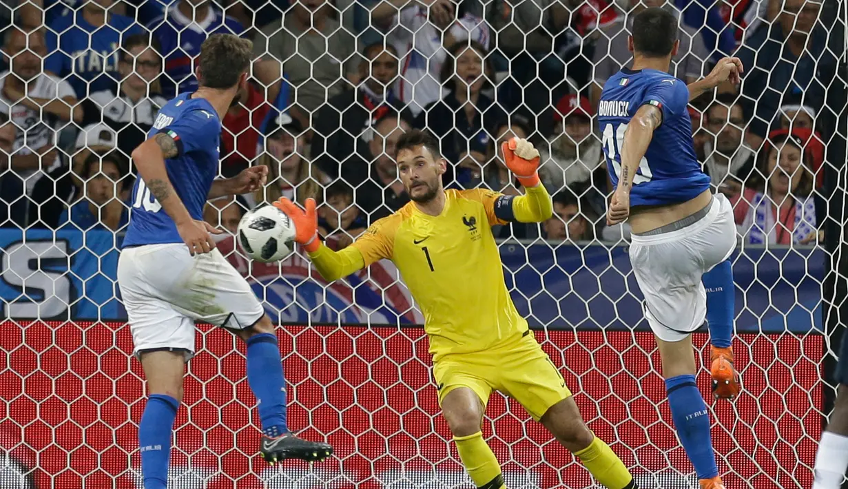 Kiper Prancis, Hugo Lloris berusaha menghalau tendangan bek Italia Leonardo Bonucci saat pertandingan persahabatan di stadion Allianz Riviera di Nice, Prancis selatan (1/6). Prancis menang telak 3-1 atas Italia. (AP Photo / Claude Paris)