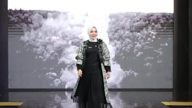 Kain Sasirangan Khas Kalimantan Selatan Bersinar di Parade Wastra Nusantara 2025