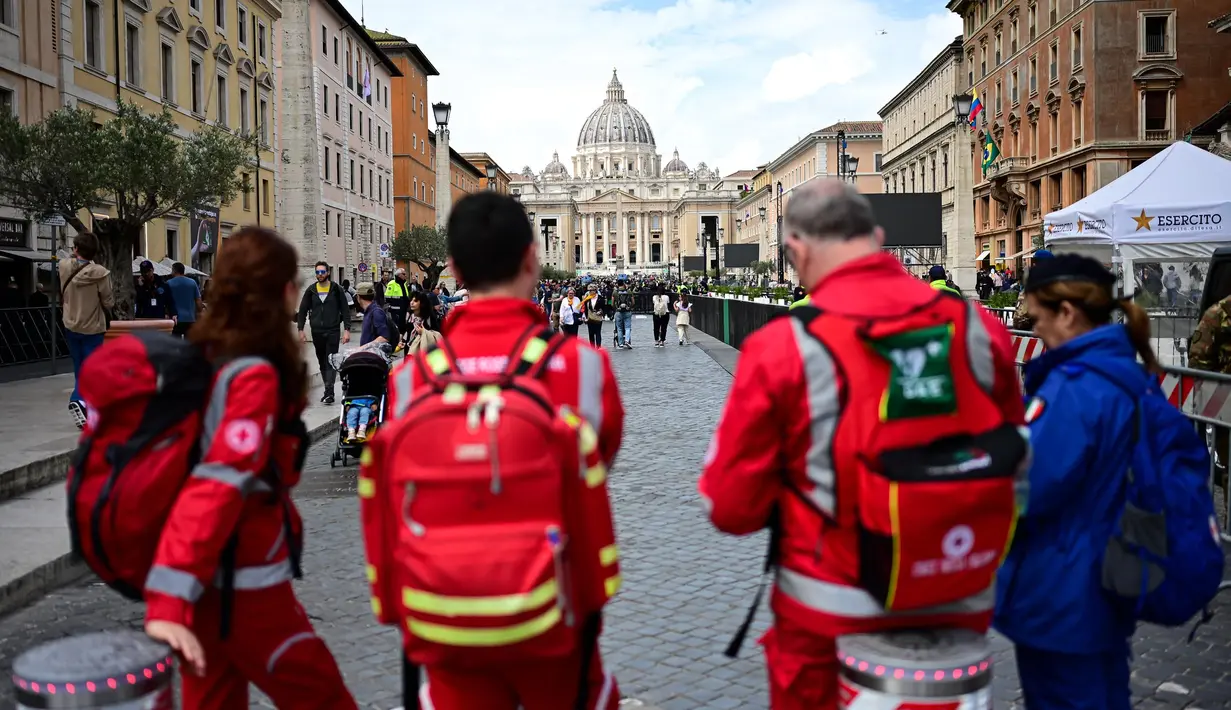 Paus Fransiskus, pemimpin 1,4 miliar umat Katolik di seluruh dunia, wafat pada usia 88 tahun di kediamannya, Casa Santa Marta, Senin 21 April 2025 pagi waktu setempat. (Piero CRUCIATTI/AFP)