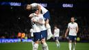 Pemain Tottenham Hotspur melakukan selebrasi setelah Pierre-Emile Hojbjerg (tengah) mencetak gol pada laga lanjutan Liga Inggris 2022/2023 antara Tottenham Hotspur melawan Everton di Tottenham Hotspur Stadium, London, 15 Oktober 2022. Tottenham tercatat menjadi salah satu klub Liga Inggris yang sering meraih kemenangan di kandang musim ini. The Lilywhites berhasil meraih 10 kemenangan kandang dari 29 laga. (AFP/Daniel Leal)