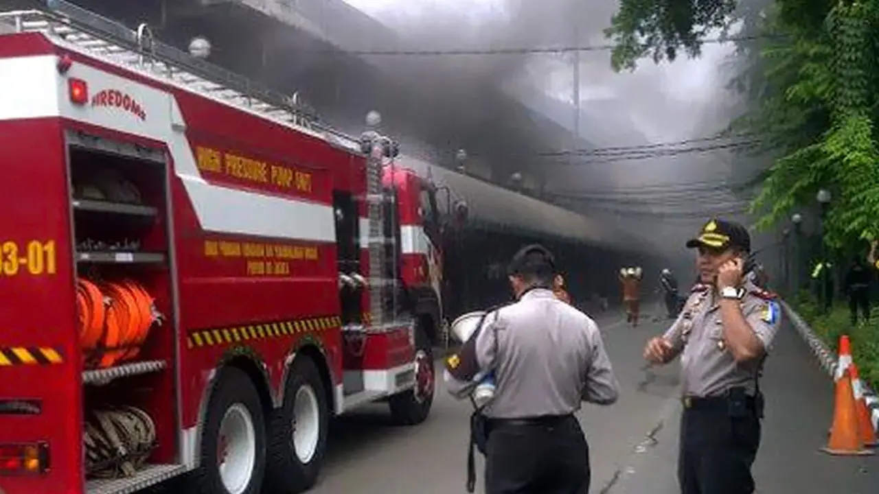 gambir-terbakar-3-131227b.jpg