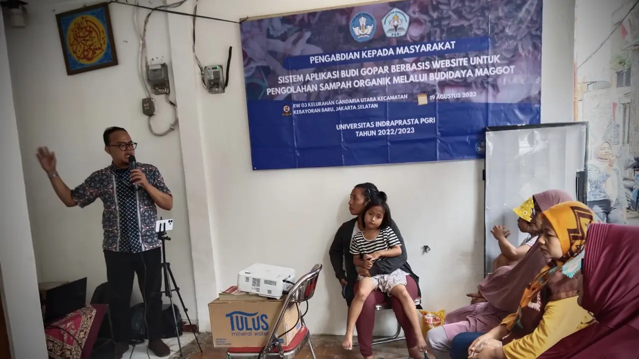 Universitas Indraprasta (Unindra) memberikan edukasi kepada masyarakat di Jakarta tentang pentingnya membudidayakan maggot.