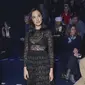 Gal Gadot saat menghadiri koleksi ready-to-wear Christian Dior Fall/Winter 2023-2024 di Paris pada Selasa, 28 Februari 2023. Gal Gadot mengenakan sepatu bot D-Folk Dior yang dirancang dengan tumit blok 2 inci, paku keling metalik, dan tanda tangan 'Christian Dior Paris' di bagian belakang. Siluetnya melengkapi daya pikat berkuda pergelangan kaki yang halus dalam kreasi modern yang dibuat dari kulit anak sapi hitam dan disempurnakan dengan detail berlubang.