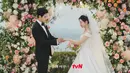 Potongan gambar yang baru dirilis menampilkan upacara pernikahan mempesona Baek Hyun Woo dan Hong Hae In, yang menarik perhatian dunia dengan pernikahan mereka.