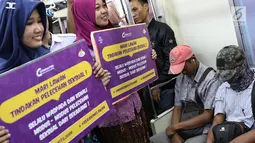 Petugas PT KCI mengenakan kebaya saat sosialisasi pencegahan pelecehan seksual di KRL, Jakarta, Jumat (20/4). Kegiatan ini bertema ‘Komuter Pintar Peduli Sekitar’. (Liputan6.com/Immanuel Antonius)