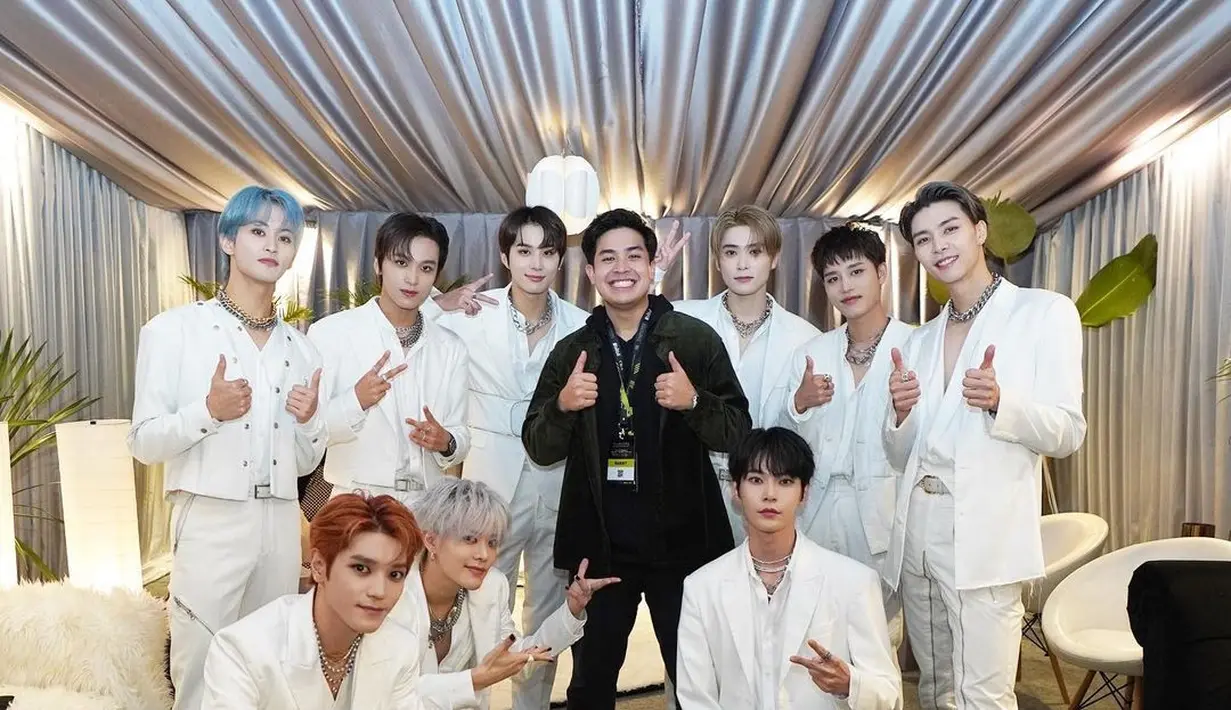 Termasuk cincin sampai cat kuku yang dikenakan para member. Mantap Jiwa!
[IG @jeromepolin]