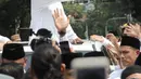 Bakal Calon Presiden, Prabowo Subianto berdiri di atas mobilnya dalam perjalanan menuju Gedung KPU RI, Jakarta, Jumat (10/8). Ketua Umum Gerindra Prabowo Subianto berangkat ke KPU untuk mendaftarkan diri sebagai capres. (Liputan6.com/Herman Zakharia)