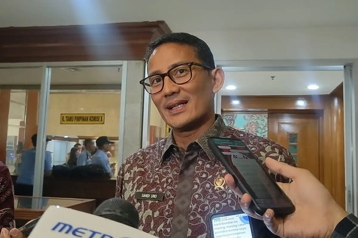 Menteri Pariwisata dan Ekonomi Kreatif (Menparekraf) Sandiaga Uno mengakui bahwa masalah perizinan menjadi batu sandungan utama membuat Indonesia kalah saing dari Singapura yang berhasil menambah hari konser Coldplay menjadi 6 hari.