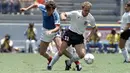 Legenda Asal Jerman, Karl-Heinz Rummenigge (kanan) pernah meraih dua kali Ballon d'Or yaitu pada tahun 1980 dan 1981 .  (AFP Photo/STF)