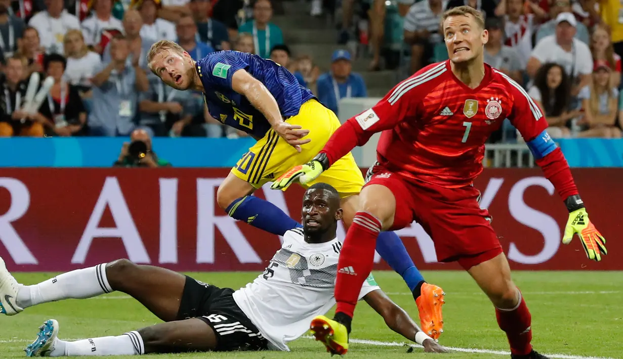Penyerang Swedia Ola Toivonen (tengah) mencetak gol saat melawan Jerman pada pertandingan Piala Dunia 2018 di Stadion Fisht, Rusia (23/6). Jerman sempat tertinggal terlebih dahulu pada babak pertama oleh gol Ola Toivonen. (AP/ Frank Augstein)