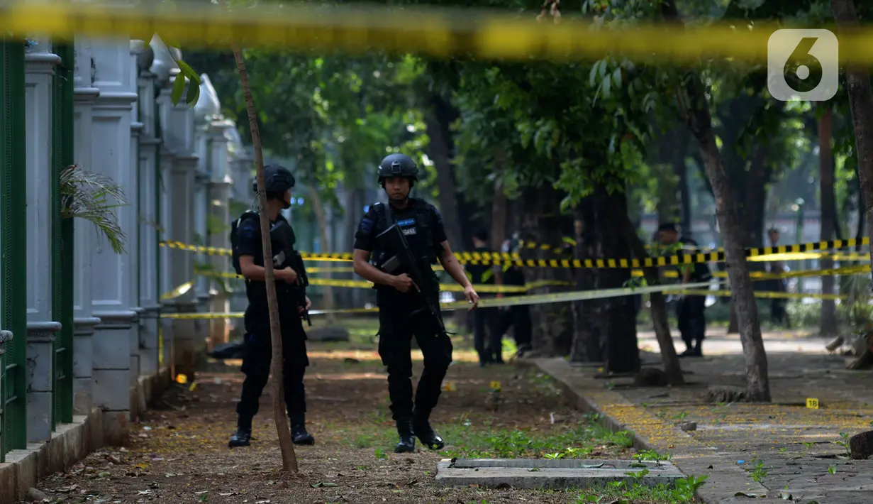 Anggota Gegana Brimob Polri melakukan penjagaan di sekitar lokasi ledakan di kawasan Monas, Jakarta, Selasa (3/12/2019). Dalam ledakan itu dua anggota TNI menjadi korban dan mengalami luka. (merdeka.com/Imam Buhori)