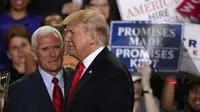 Donald Trump dan Mike Pence merayakan 100 hari pemerintahannya di Pennsylvania Farm Show Complex & Expo Center April 29, 2017 (ALEX WONG / AFP)