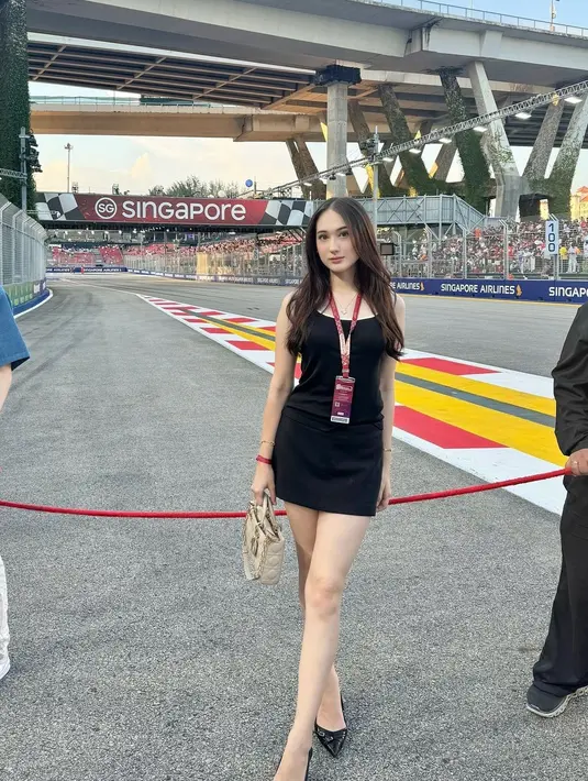 Untuk Laura Moane, ia memilih tampilan feminim dengan mengenakan mini dress berwarna hitam yang dipadukan dengan kitten heels warna senada. Tas Dior warna beige yang ditentengnya pun beri impresi elegan pada tampilannya. [@anyageraldine/@its_lauramoane2].