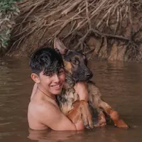 Disebut Tarzan Kalimantan, Ini 6 Potret Andrew Kalaweit Bareng Anjing Peliharaan (IG/andrewkalaweit)