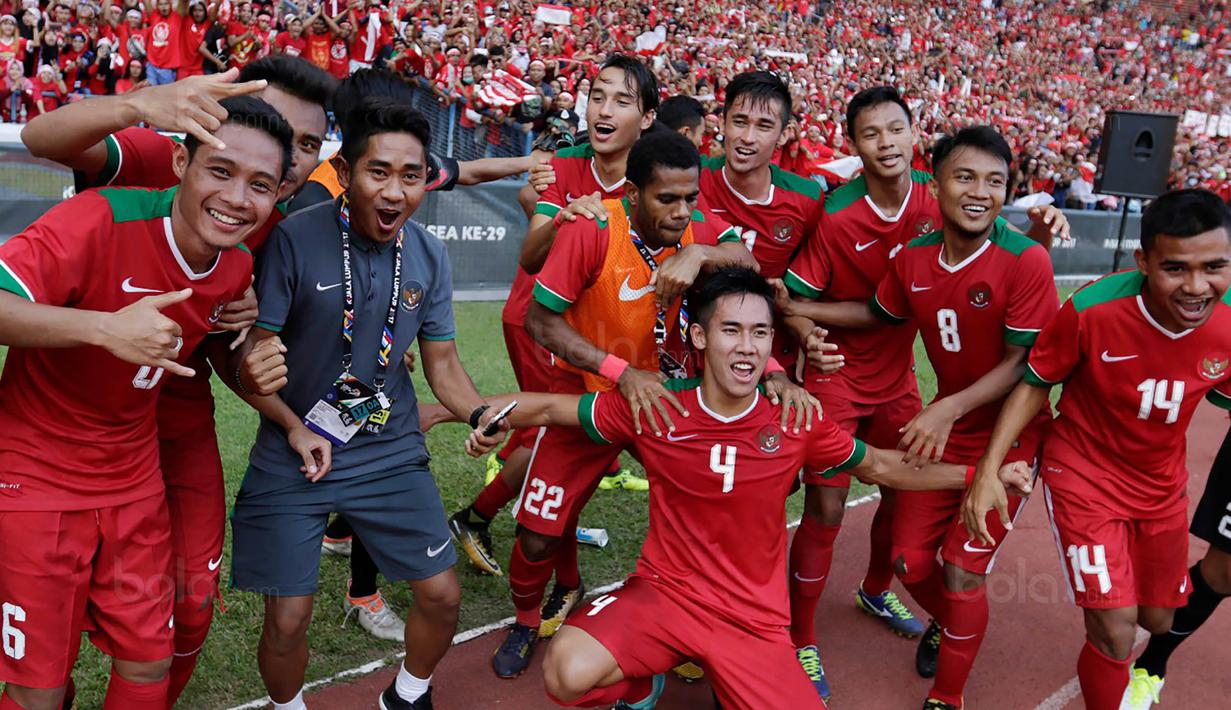 Para pemain timnas Indonesia merayakan kemenangan atas Kamboja di Stadion Shah Alam, Selangor, Kamis, (24/8/2017). Indonesia menang 2-0 atas Kamboja. (Bola.com/Vitalis Yogi Trisna)