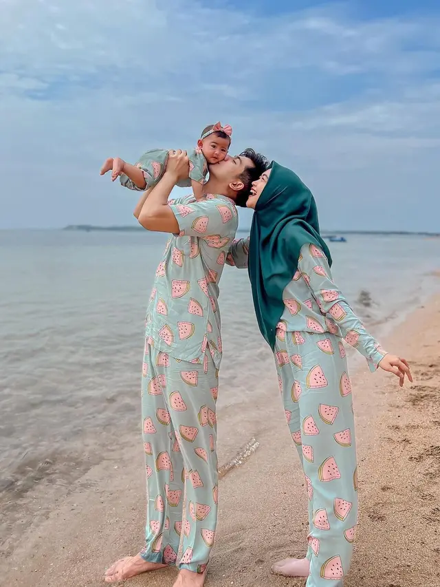 6 Potret Gaya Liburan Keluarga Ria Ricis di Bali, Kompak Pakai Piyama hingga Swimsuit
