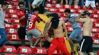 Perkelahian suporter mewarnai jalannya laga Liga Meksiko antara Queretaro vs Atlas, Sabtu (5/3/2022). (AFP/Eduardo Gomez)