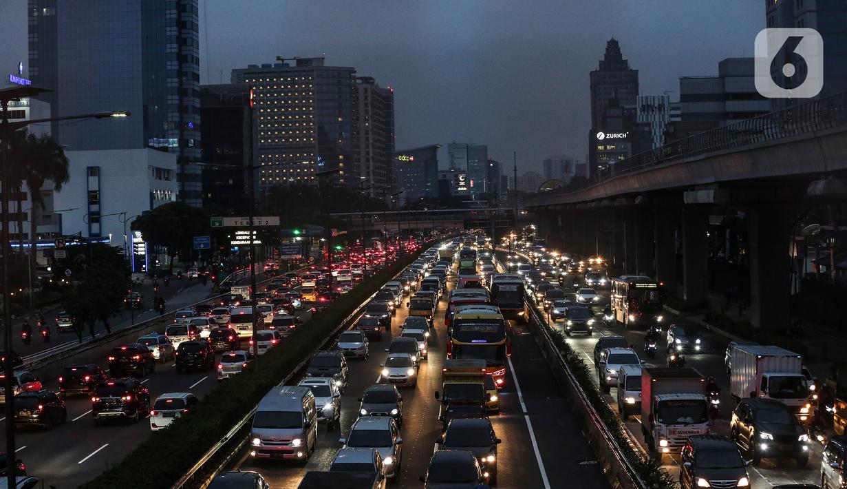 <p>Kendaraan terjebak kemacetan di Pancoran, Jakarta, Kamis (21/4/2022). Kemacetan tersebut dikarenakan banyaknya (peningkatan volume) kendaraan di jalan di sekitar jam berbuka puasa. (Liputan6.com/Johan Tallo)</p>