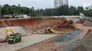 Sejumlah alat berat beroperasi di proyek Tol Serpong-Balaraja di kawasan BSD, Tangerang Selatan, Rabu (2/02/2022). Tol yang ditargetkan selesai pada 2024 diharapkan bisa meningkatkan konektivitas menuju Jakarta - Merak dan Lampung yang memiliki 8 Simpang Susun. (Liputan6.com/Fery Pradolo)