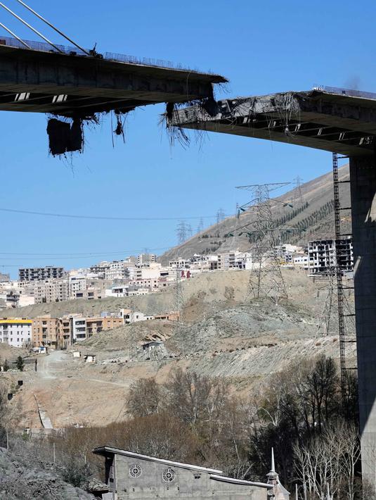 Jembatan dikenal sebagai jembatan layang Azimiyeh yang menjadi bagian dari Jalan Tol Lingkar Utara Karaj. Tampak dalam foto, kondisi sebuah jembatan yang baru dibangun dan terkena serangan udara Amerika Serikat pada Kamis 2 April 2026 terlihat di Karaj, sebelah barat Teheran, Iran, Jumat, 3 April 2026. (AP Photo/Vahid Salemi)
