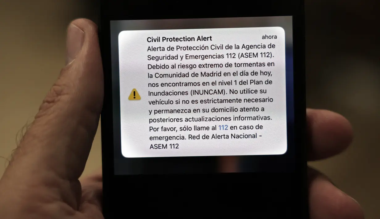 Pada hari Minggu, penduduk di wilayah Madrid menerima pesan darurat yang disertai dengan alarm keras yang mendesak mereka untuk tidak menggunakan kendaraan mereka dan tetap tinggal di rumah. (Thomas COEX / AFP)