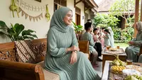 10 Model Gamis Lebaran Simpel tapi Terlihat Mahal di Foto Keluarga, Tampil Elegan Tanpa Berlebihan