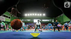 Siswa siswi Madrasah berlatih teknik dasar bola basket di GOR Bulungan Jakarta, Selasa (31/05/2022). Kementerian Agama (Kemenag) bekerja sama dengan National Basketball Association (NBA) menyelenggarakan workshop Jr. NBA Coaches Academy tatap muka pertama sejak tahun 2020. (Liputan6.com/Fery Pradolo)