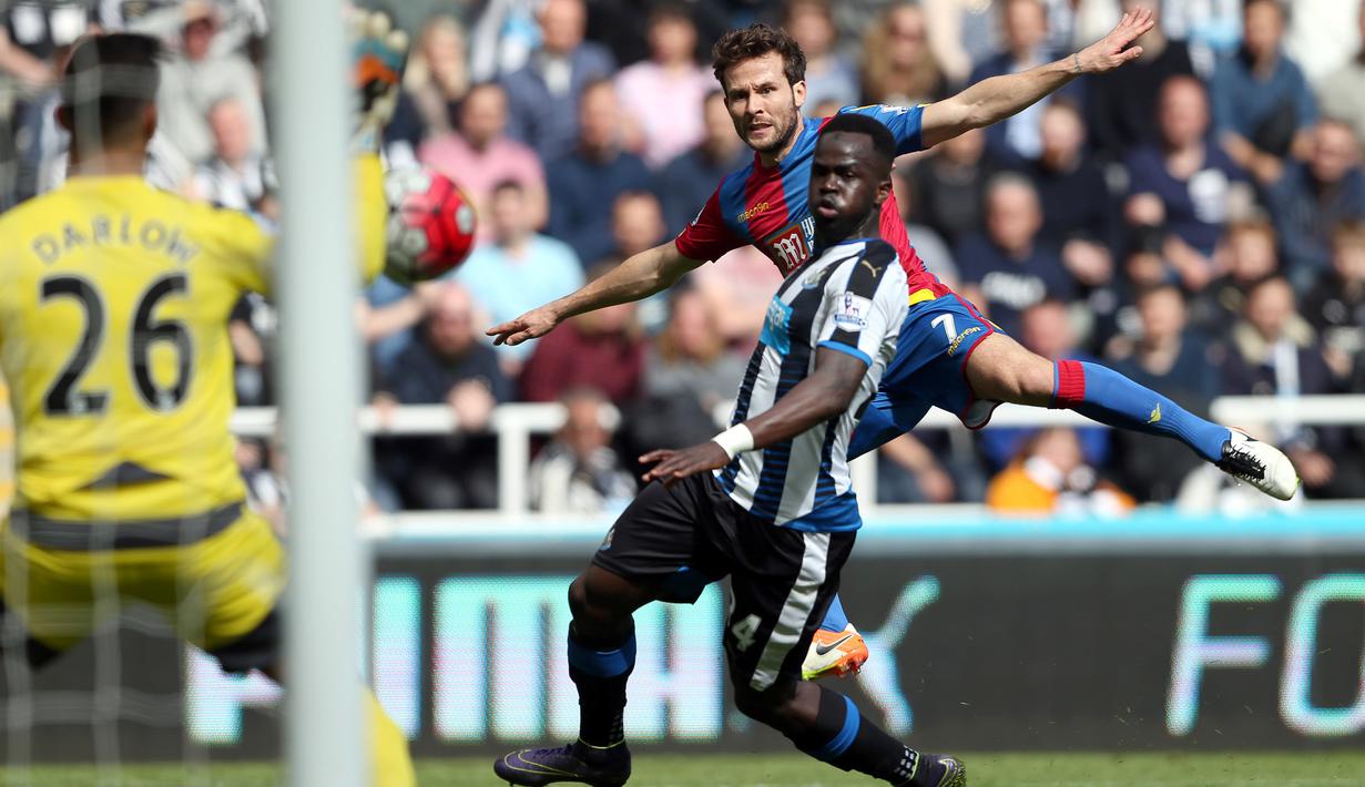 Aksi Cheick Tiote menutup ruang tembak pemain Crystal Palace, Yohan Cabaye pada laga Premier League di  di Saint James Park stadium, Newcastle, (30/4/2016). (AFP/Scott Heppell)