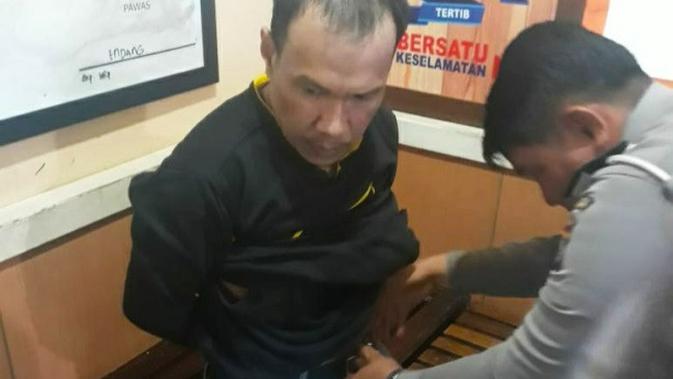 Pelaku jambret terhadap emak-emak di depan masjid Pekanbaru yang ditangkap polisi lalu lintas. (Liputan6.com/M Syukur)