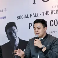Dalam konser perdananya kali ini, Tulus membawakan misi khusus. Yaitu memperkenalkan musik Indonesia yang menurutnya tidak kalah dengan musik mancanegara. (Adrian Putra/Bintang.com)