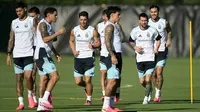 Penyerang Argentina Lionel Messi (kedua dari kanan), gelandang Leandro Paredes (kanan) dan gelandang Giovani Lo Celso (tengah) mengambil bagian dalam sesi latihan selama turnamen sepak bola Piala Dunia 2026 di Sporting KC Training Center, Kansas City pada Kamis 11 Juni 2026. (JUAN MABROMATA/AFP)