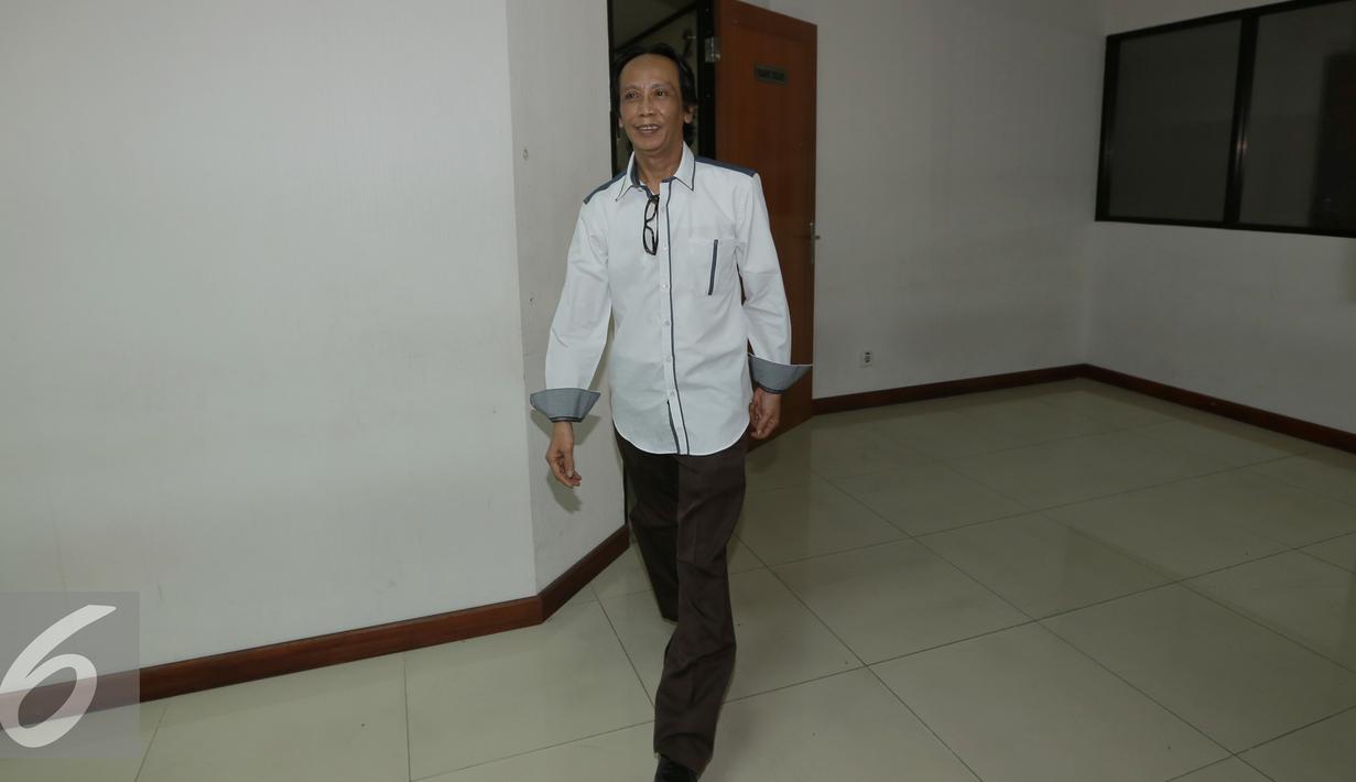 Mandra Naih memasuki ruang sidang untuk  menjalani sidang lanjutan di Pengadilan Tipikor, Jakarta, Senin (31/8/2015). Mandra  menjabat sebagai Direktur PT Viandra Production. (Liputan6.com/Herman Zakharia)
