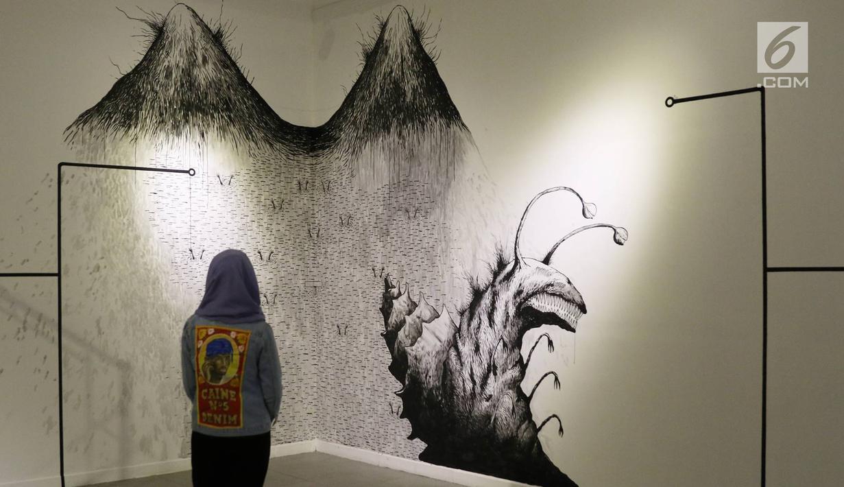 Pengunjung melihat karya yang dipajang dalam pameran bersama bertajuk 'Mutual Unknown' di Galeri Nasional, Jakarta, Sabtu (3/6). Pameran yang menyajikan konsep 'studio terbuka' ini berlangsung hingga 17 Juni 2017. (Liputan6.com/Immanuel Antonius)