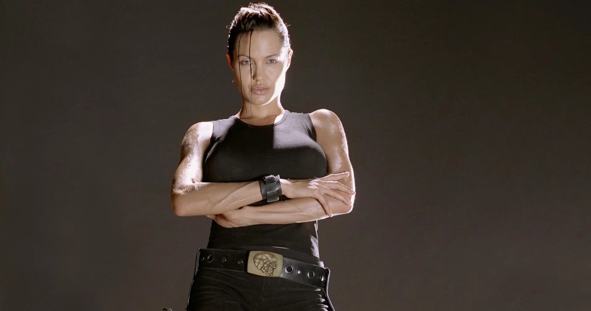 Angelina Jolie  sebagai Lara Croft di film Tomb Raider.
