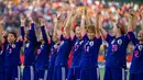 Pemain Jepang merayakan kemenangan atas Inggris. (AFP PHOTO/Geoff Robins)