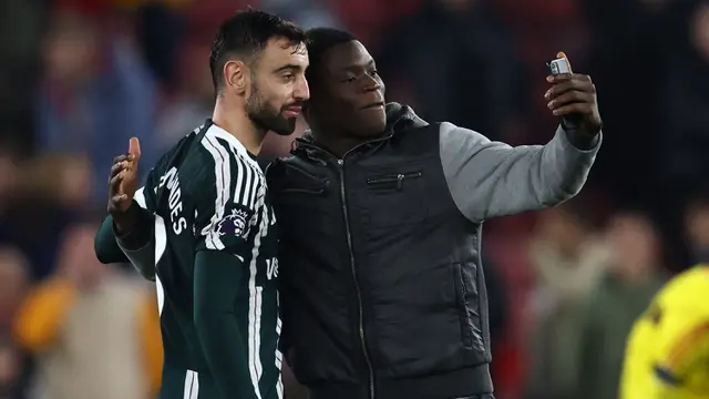 Foto: Emang Boleh se-Happy Ini? Momen Fans MU Masuk ke Lapangan dan Selfie Bareng Bruno Fernandes Rayakan Kemenangan atas Sheffield United