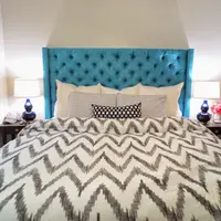 Dekorasi 'headboard' dengan memanfaatkan ruang kosong ini bikin suasana kamar tidur semakin nyaman. 