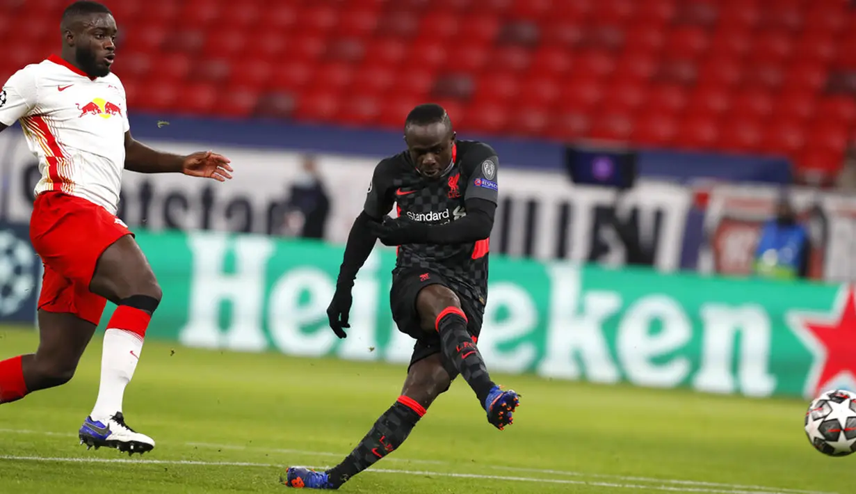 Pemain Liverpool Sadio Mane mencetak gol ke gawang RB Leipzig pada leg pertama babak 16 besar Liga Champions di Stadion Ferenc Puskas, Budapest, Hungaria, Selasa (16/2/2021). Liverpool menang 2-0. (AP Photo/Laszlo Balogh)