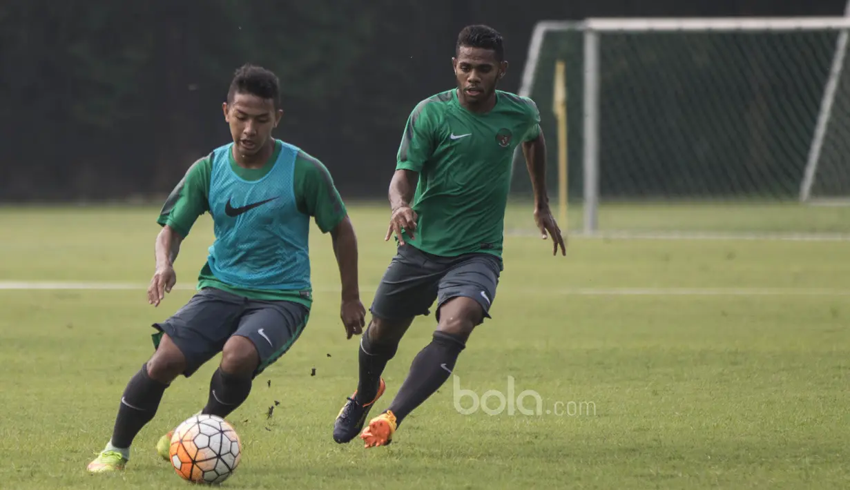 Pemain Timnas Indonesia U-22, Yabes Roni Malaifani, berusaha mengejar rekannya Gian Zola saat latihan di Lapangan SPH Karawaci, Tangerang, Minggu (7/5/2017). (Bola.com/Vitalis Yogi Trisna)